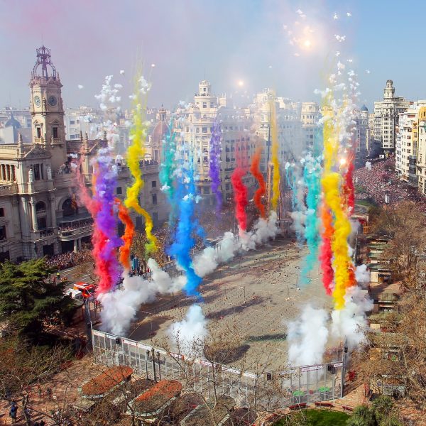 Fallas.-Mascletá-de-colores